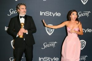 Joaquin Phoenix, ici au côté de l'actrice Sarah Hyland, a remporté le Golden Globe du meilleur acteur dans un film dramatique, le 5 janvier 2020 à Beverly Hills 
