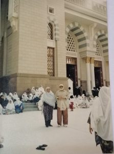Bhai Randera en compagnie de son épouse Zubeida à La Mecque en 2002